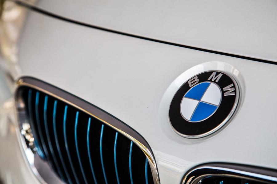 Логотип BMW 330e iPerformance (F30) 2017 года  (ZA) (фото 33 из 33)